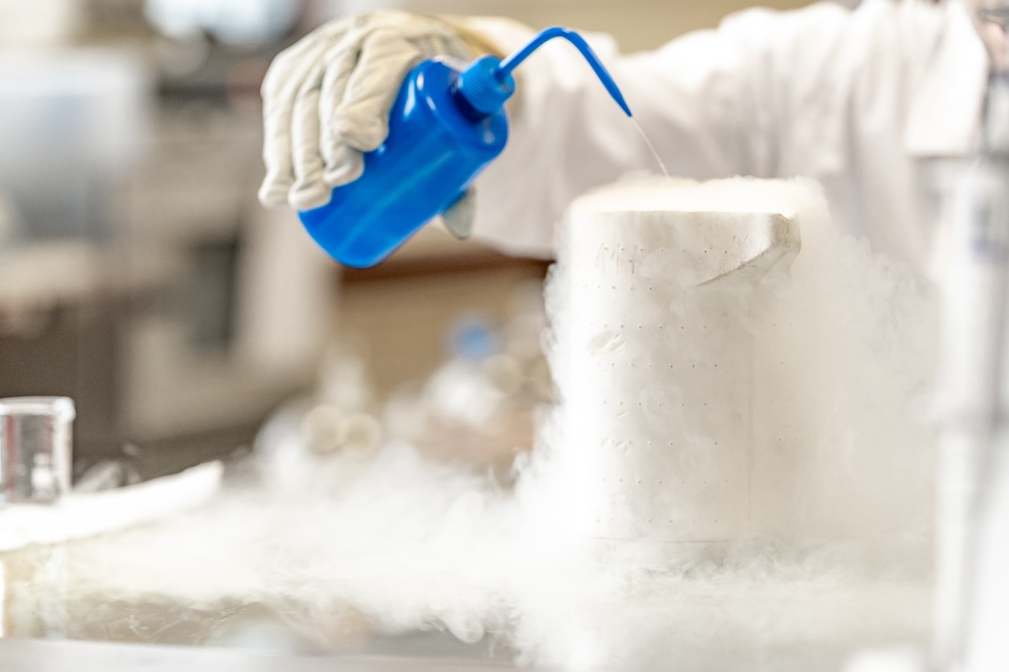 Cryogenic pouring liquid nitrogen
